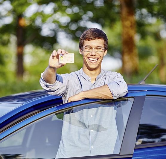 Chico con licencia de conducción